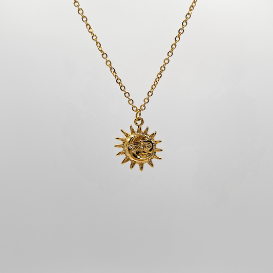 18k Vergoldete Edelstahlkette mit Mond & Sonnen Anhänger. Wasserfest, hypoallergen und verspieltes im Design.