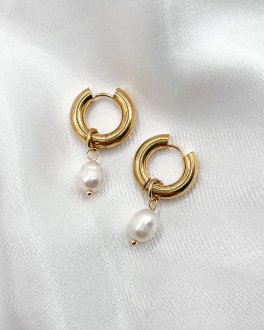 Wasserfeste Edelstahl Hoops mit Süßwasserperlen Anhänger in gold.