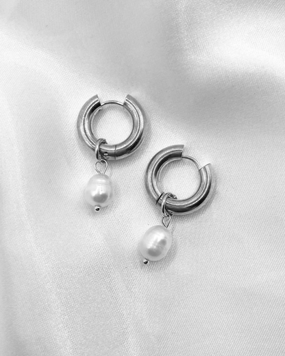 Wasserfeste Edelstahl Hoops mit Süßwasserperlen Anhänger in silber.