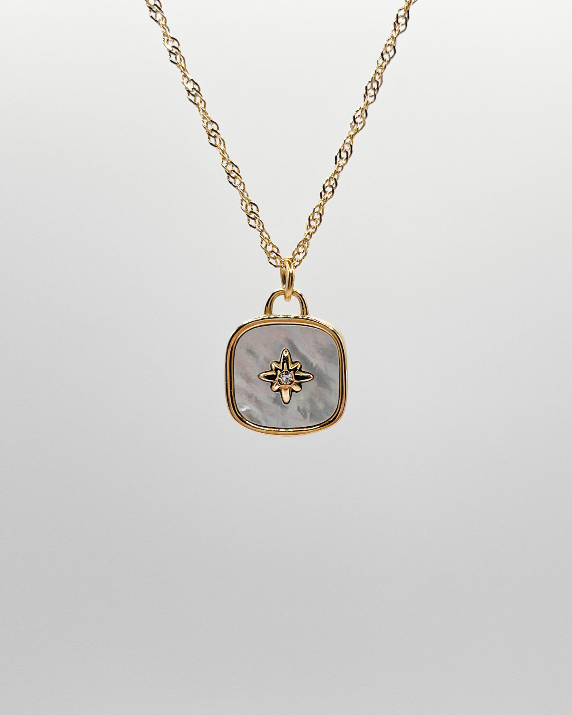 18k Vergoldete Edelstahl Kette mit Perlmutt Design Anhänger. Wasserfest, hypoallergen und besonderes im Design.