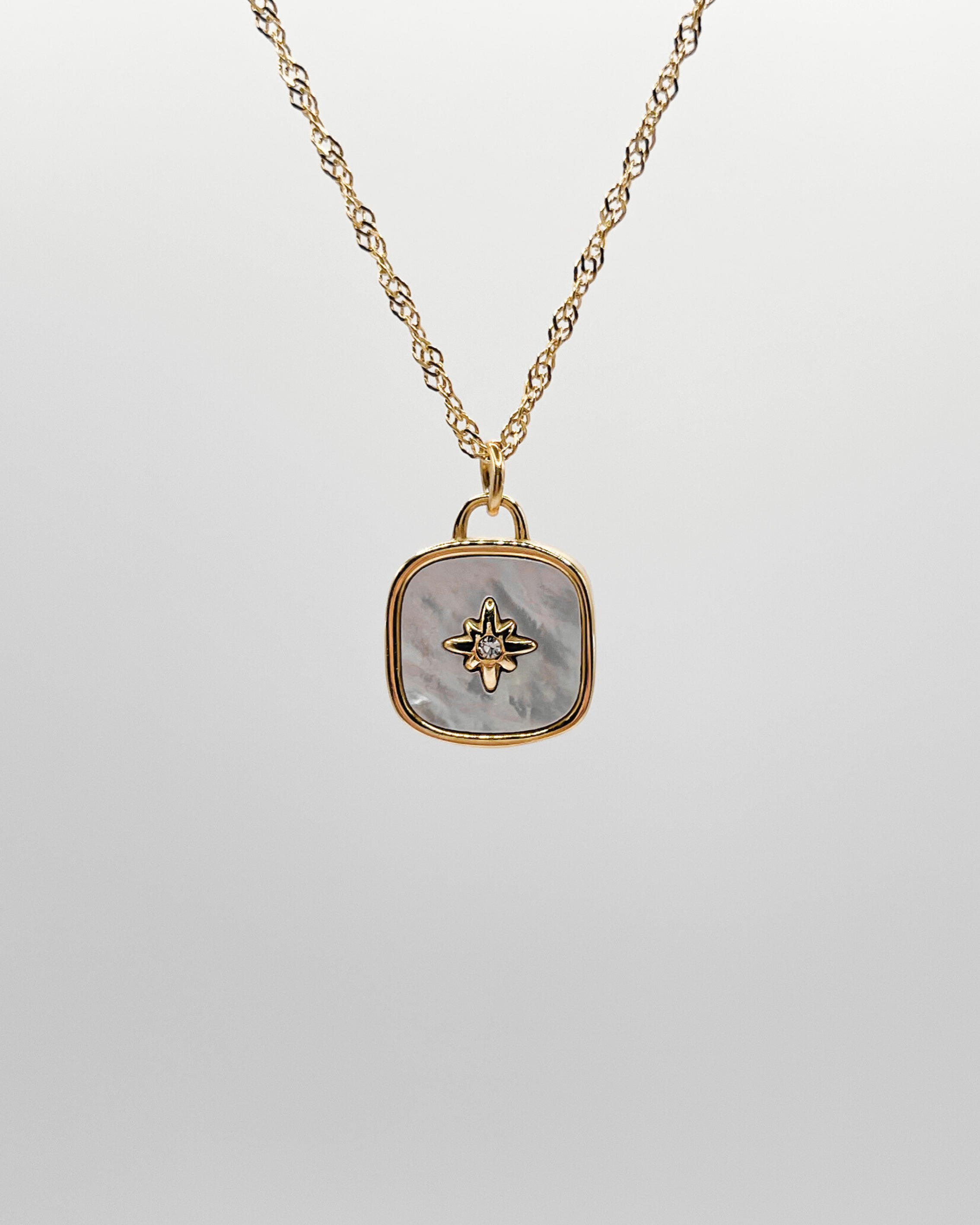 18k Vergoldete Edelstahl Kette mit Perlmutt Design Anhänger. Wasserfest, hypoallergen und besonderes im Design.