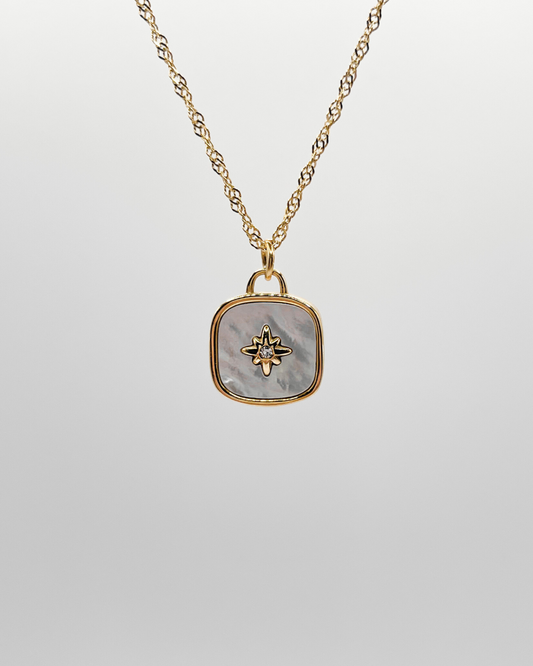 18k Vergoldete Edelstahl Kette mit Perlmutt Design Anhänger. Wasserfest, hypoallergen und besonderes im Design.