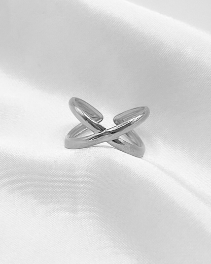 Wasserfester Edelstahl Ring mit gekreuztem Design in silber.
