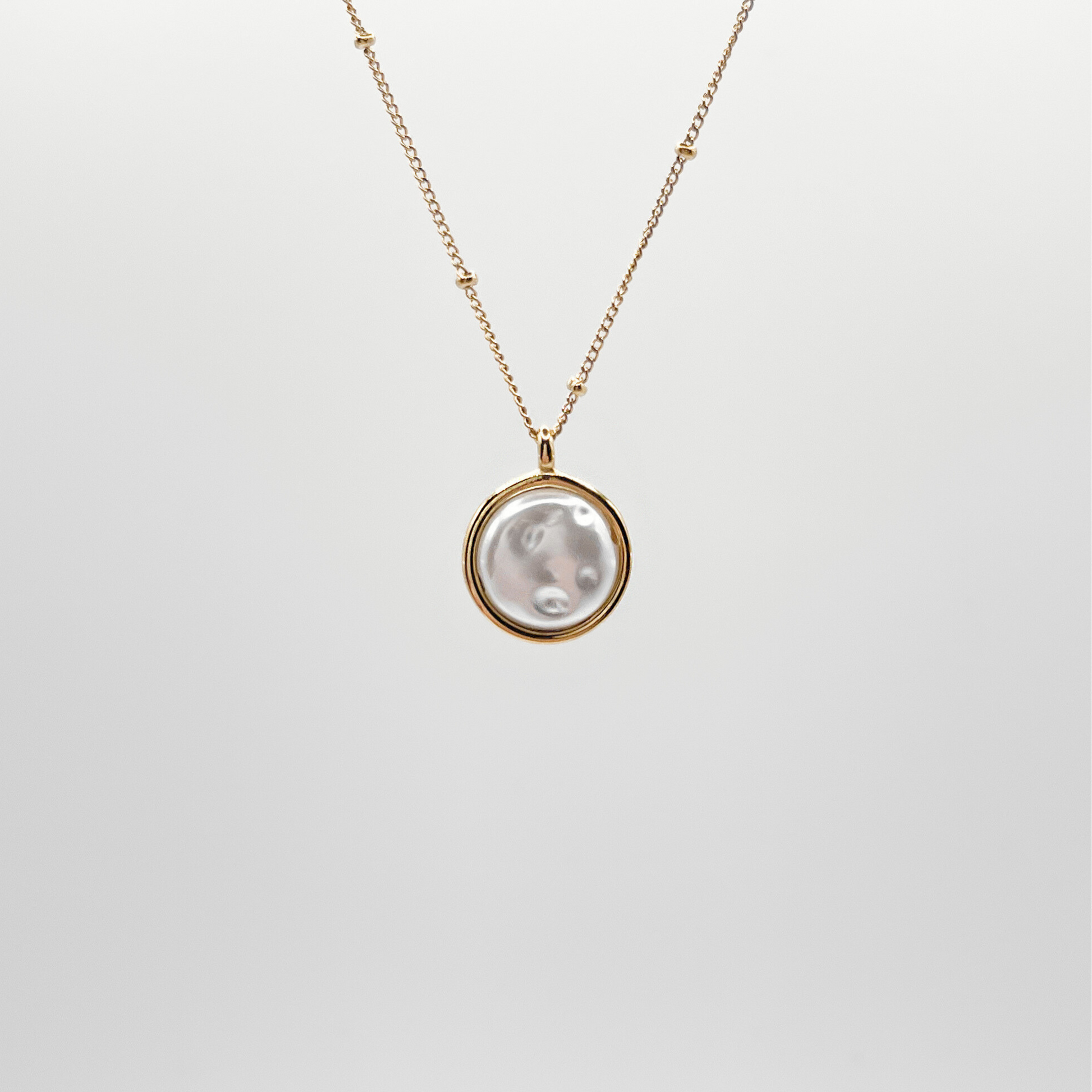 18k Vergoldete Edelstahl Kette mit Perlmutt Optik Anhänger. Wasserfest, hypoallergen und besonderes im Design.