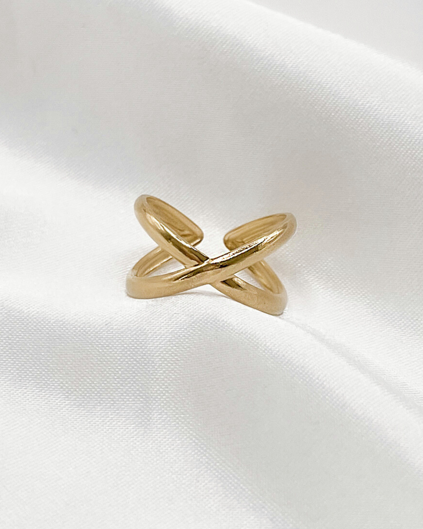 Wasserfester Edelstahl Ring mit gekreuztem Design in gold.