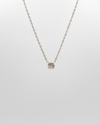 Halskette ''Stone'' hat ein feines Design mit einem runden Zirkonia Stein in gold.