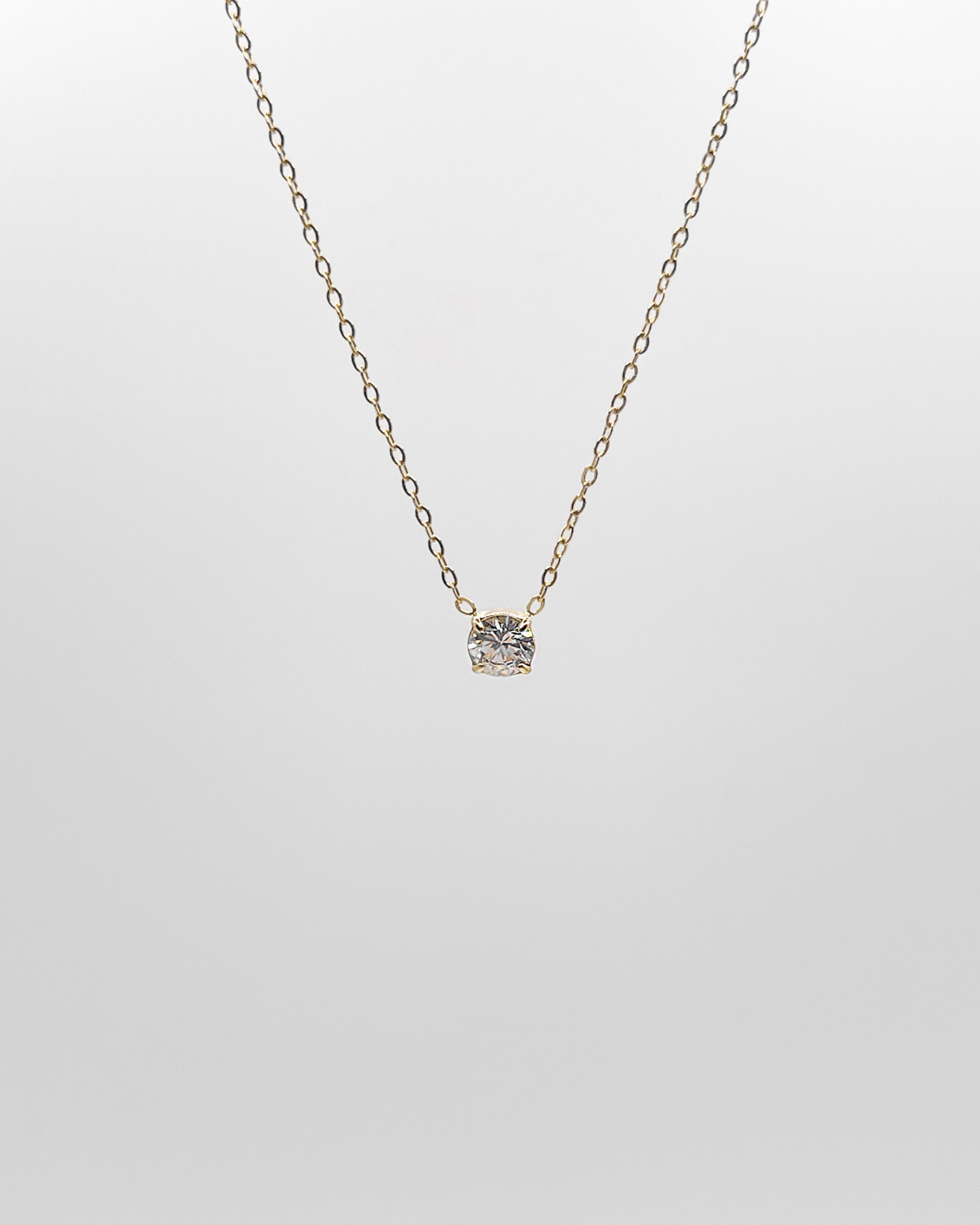Halskette ''Stone'' hat ein feines Design mit einem runden Zirkonia Stein in gold.