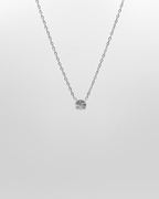 Halskette ''Stone'' hat ein feines Design mit einem runden Zirkonia Stein in silber.