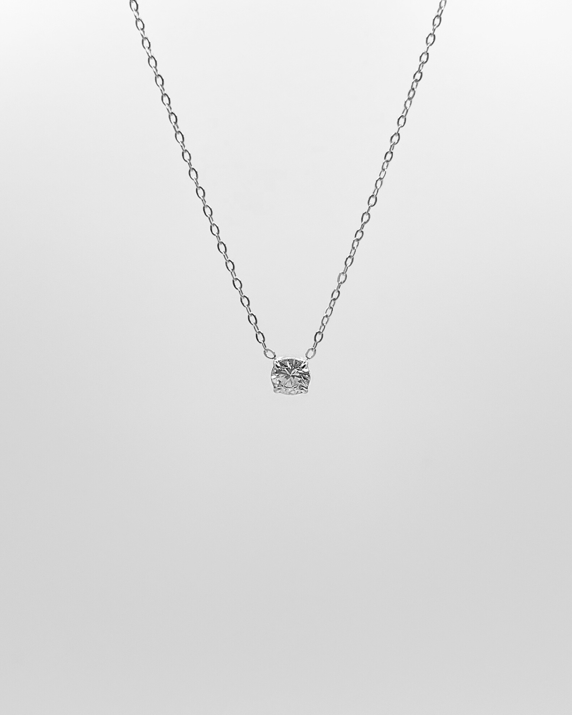 Halskette ''Stone'' hat ein feines Design mit einem runden Zirkonia Stein in silber.