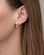 Silberne Sparkly Drop Ohrstecker mit Zirkoniastein am Ohr eines Models Nahaufnahme