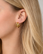 Blondes Model trägt 18K vergoldete Edelstahl Triple Hoop Creolen 2 cm Nahaufnahme