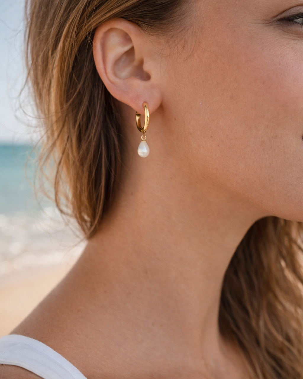 Vergoldete Edelstahl Perlen Creolen 3cm am Strand getragen mit natürlichem Licht