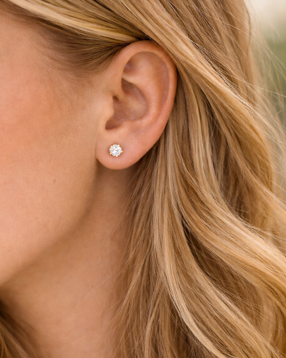 Ohrstecker Stone getragen am Ohr, 0,5 cm kleiner Zirkonia Stecker in Gold