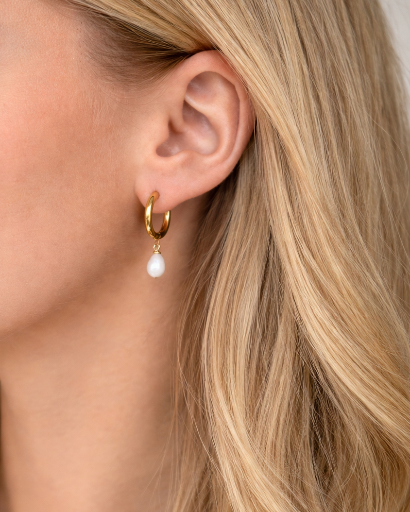 Blondes Model trägt 18K vergoldete Edelstahl Perlen Hoop Creolen 3cm Nahaufnahme