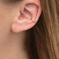 Feiner Edelstahl Earcuff in gold, getragen am Ohr.