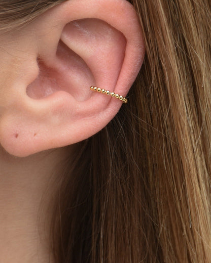 Edelstahl Earcuff in Bubble Design, getragen in gold.